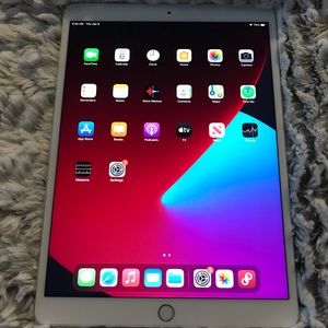 Apple 10.5 IPad Pro (256GB) Wi-Fi space gray.  Four speakers audio. IOS